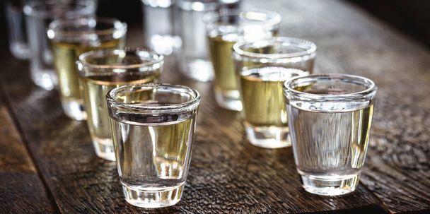 copos de tequila, tequila de ouro e tequila de prata, bebida típica mexicana - Foto, Imagem