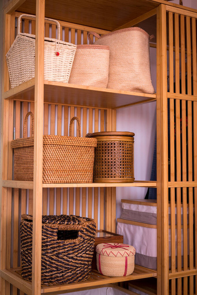 vrouwelijke dozen en manden gemaakt van natuurlijke materialen, Set in een stijlvolle garderobe, Modieus en elegant interieur  - Foto, afbeelding