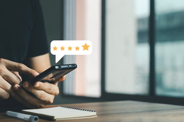 User give rating to service experience on online application, Klantbeoordeling tevredenheid feedback enquête concept, Klant kan de kwaliteit van de dienst die leidt tot reputatie ranking van het bedrijfsleven te evalueren. - Foto, afbeelding