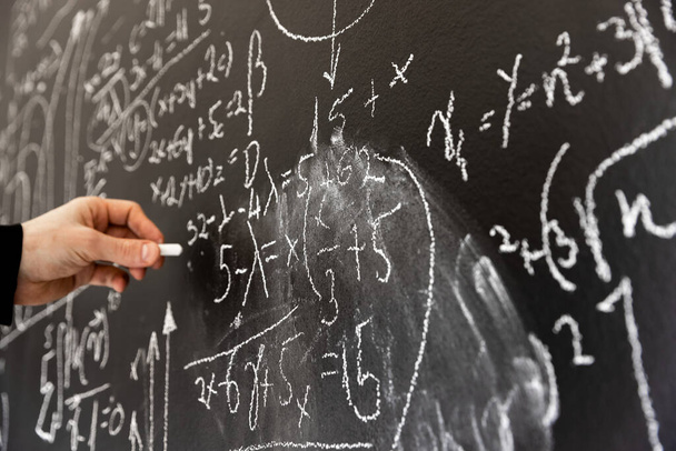Mathematical formulas on dark black chalk board - Zdjęcie, obraz