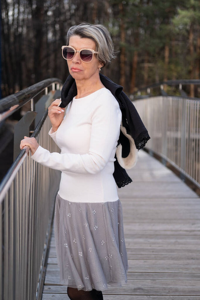 Biznes mody senior atrakcyjne kobieta spacery w mieście - Zdjęcie, obraz