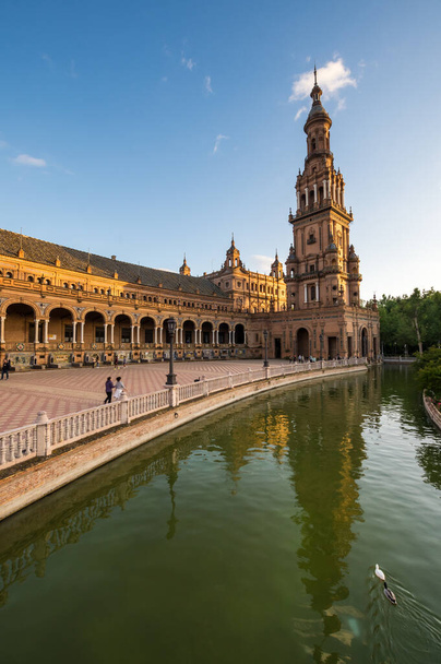 The Plaza de Espana ("Spain Square" in English) is a plaza in the Maria Luisa Park in Seville, Spain - Foto, imagen