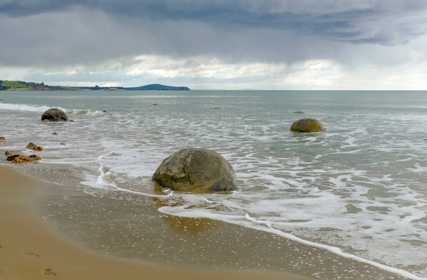 Moerakin järkäleet Koekohen rannalla Uudessa-Seelannissa - Valokuva, kuva