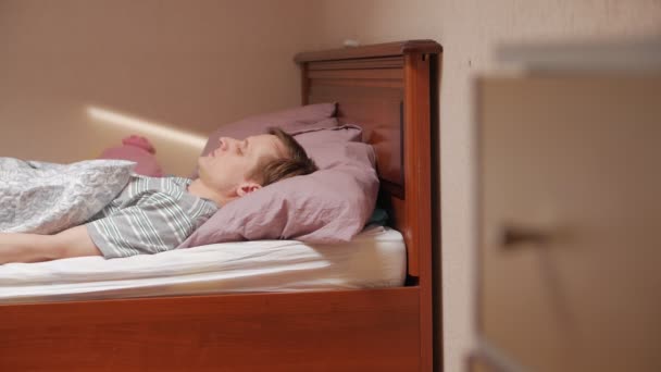Uomo malato sdraiato sul letto - Filmati, video