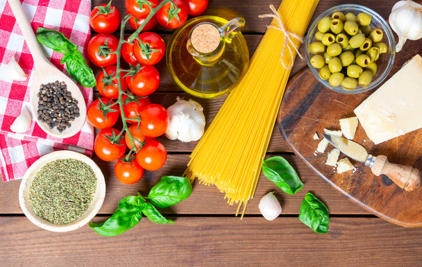 Italiaanse voedselachtergrond. Italiaanse keuken. Ingrediënten op donkere achtergrond. Koken concept. Koken achtergrond - Foto, afbeelding