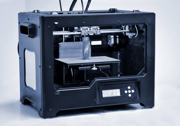 La impresora 3D funciona y crea un objeto a partir del plástico fundido en caliente - Foto, imagen