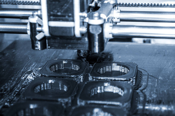 Moderni 3D tulostin tulostus kuva lähikuva. Automaattinen kolmiulotteinen - Valokuva, kuva