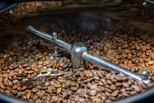 Café tostado. Asando granos de café mano de cerca - Foto, Imagen