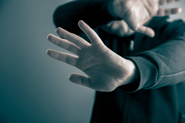 man hand stop sign on dark backgroun - Фото, изображение