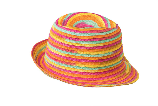 Stijlvolle veelkleurige zomerzon hoed geïsoleerd op een witte achtergrond. Beschermende hoofdtooi. - Foto, afbeelding