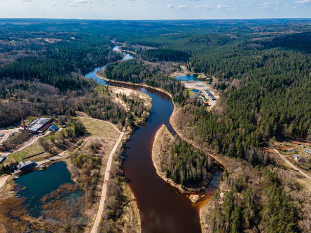 Εθνικό πάρκο Gauja, Λετονία. Ειρηνικό τοπίο με τον ποταμό Gauja κοντά στο δήμο Cesis από drone - Φωτογραφία, εικόνα