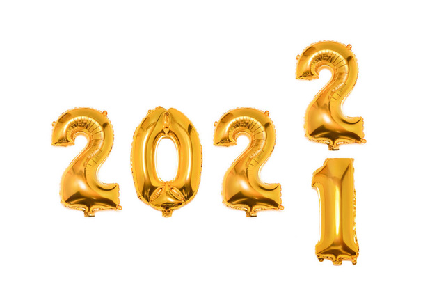 2022 countdown timer geïsoleerd op witte achtergrond.Folie Golden Christmas 2022 ballonnen in de vorm van nummers. Gelukkig Nieuwjaar 2022. - Foto, afbeelding