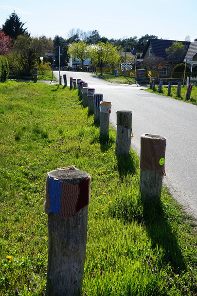 Postos de madeira decorados à beira da estrada. Berlim, Alemanha  - Foto, Imagem