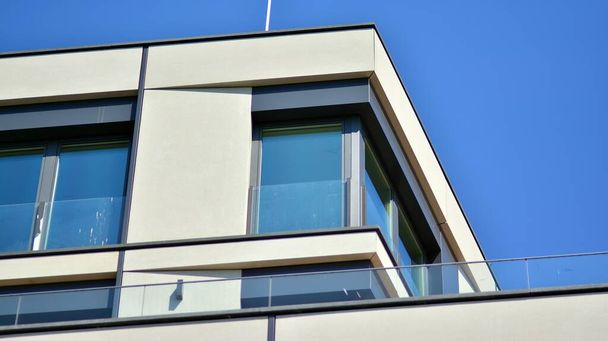 Neues modernes architektonisches Bauhaus. Moderne Fassade des Mehrfamilienhauses. - Foto, Bild