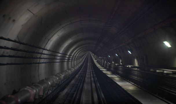 Подземный метротоннель метро с эффектом размытия. дефокусировка - Фото, изображение