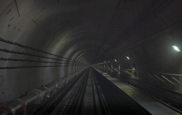 Podziemny tunel metra w jedną stronę z efektem rozmycia. rozproszenie - Zdjęcie, obraz