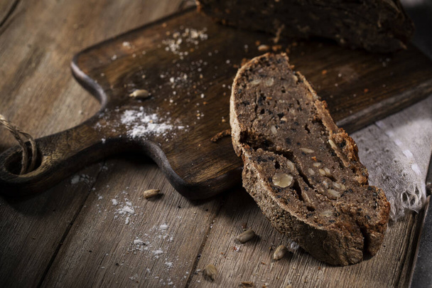 Pão de centeio preto em uma mesa rústica - Foto, Imagem