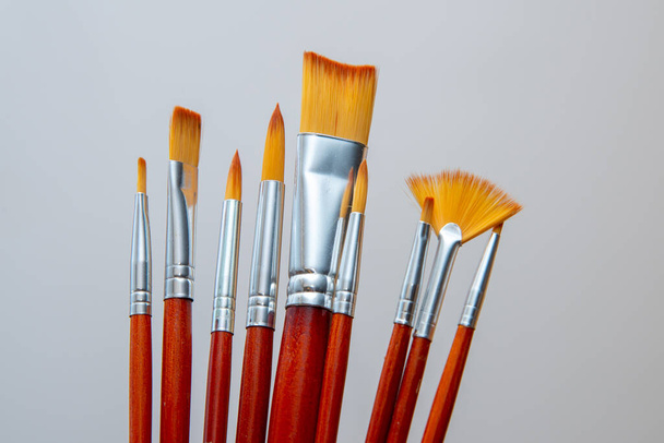 Boya fırçaları beyaz sanat eserleri üzerine izole edilmiş renkli yağ hobisi - Fotoğraf, Görsel
