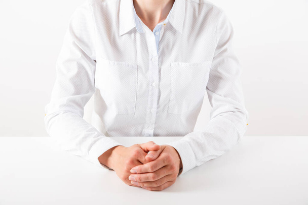 Geschäftsfrau in Weiß sitzt an einem Schreibtisch. Büro funktioniert. Selektiver Fokus. - Foto, Bild