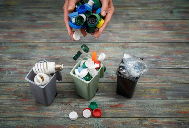 Ecologisch concept, veel recycleerbare voorwerpen in containers op houten ondergrond. - Foto, afbeelding