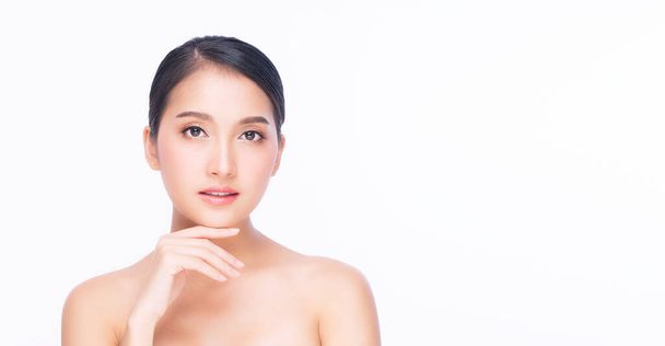 美容、化粧品、健康、治療、スキンケア、スパのコンセプト。新鮮な肌で自分の顔に触れるアジアの若い女性。十代の若者たち完璧な治療皮膚上の隔離された白い背景. - 写真・画像