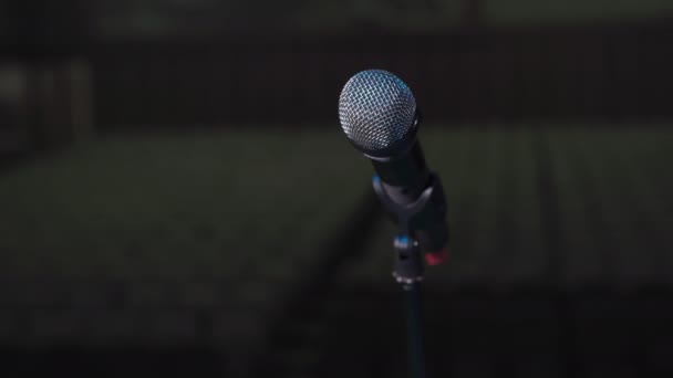 microfoon staat op standaard voor concert en conferentie achtergrond van hal - Video