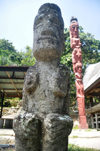 Αρχαίο πέτρινο άγαλμα του Batu Kursi Raja Siallagan ή Huta Stone Chair του βασιλιά Siallagan για τους κατοίκους της Ινδονησίας και των ξένων ταξιδιωτών επίσκεψη στο Samosir σε Sumatera Utara ή Βόρεια Σουμάτρα, Ινδονησία - Φωτογραφία, εικόνα