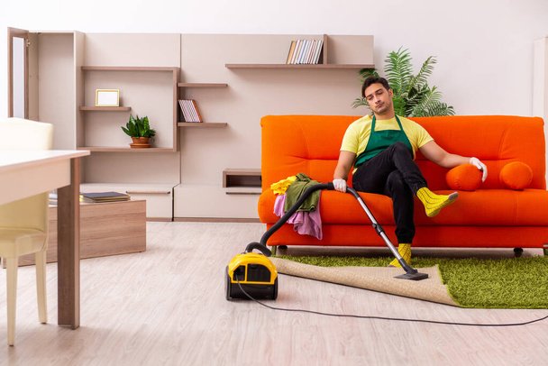 Jeune entrepreneur masculin nettoyer la maison à l'intérieur - Photo, image