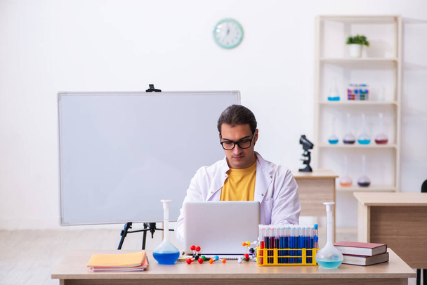 Jeune professeur de chimiste masculin devant le tableau blanc - Photo, image