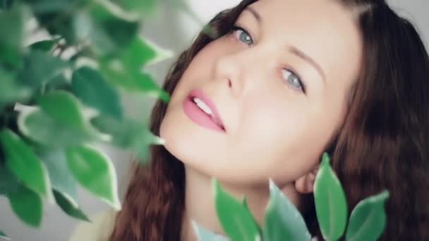 Beauté visage portrait de jeune brune souriante aux yeux bleus, belle femme dans la nature, voyage d'été et humeur tropicale - Séquence, vidéo