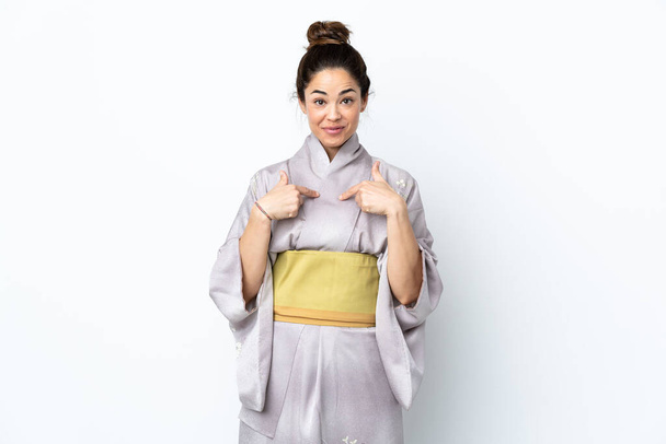 Kobieta ubrana w kimono na odizolowanym tle z zaskakującym wyrazem twarzy - Zdjęcie, obraz