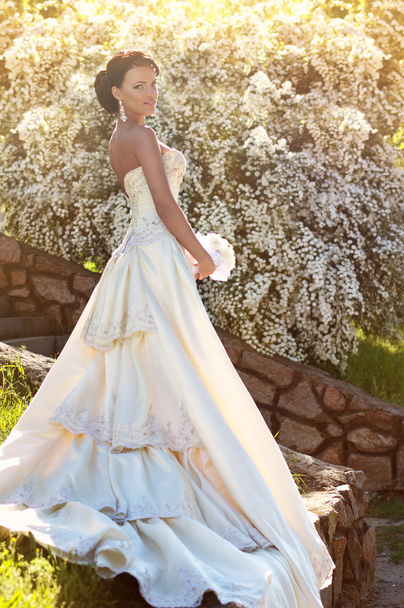 όμορφη νύφη με κομψό μακιγιάζ σε λευκό φόρεμα - Φωτογραφία, εικόνα