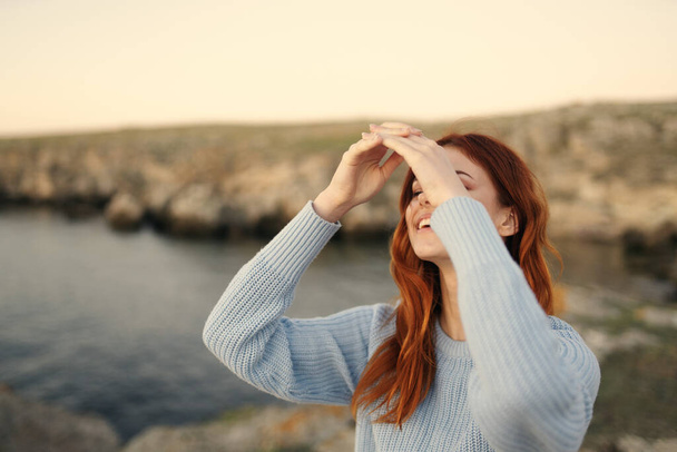 bonita mujer en suéter azul disfrutar de la naturaleza aire fresco libertad - Foto, imagen