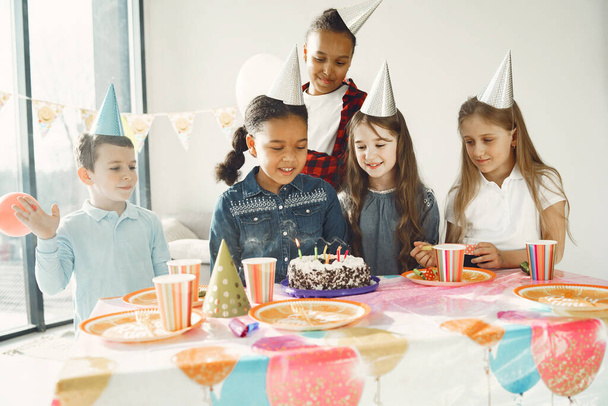 Group of kids celebrate birthday party - Foto, afbeelding