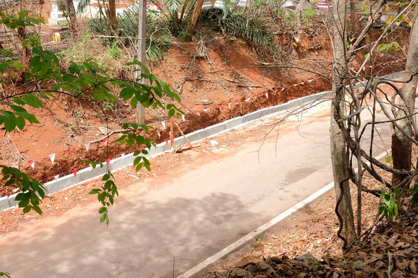 Strada con vista ad alto angolo e idrovia su strada in costruzione con fune di barriera - Foto, immagini