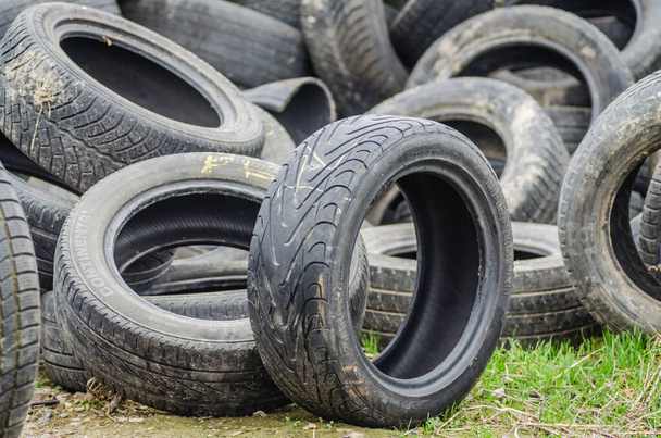 Novi Sad, Sérvia - 21 de dezembro. 2020: Uma pilha de pneus de carro danificados, antigos e descartados para reciclagem - Foto, Imagem
