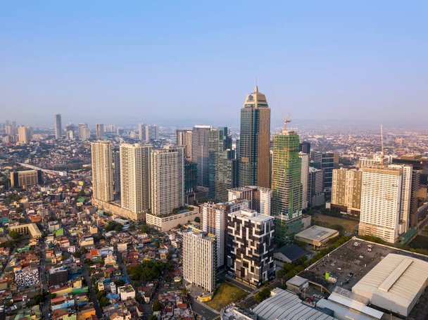 Bonifacio Global City, Taguig, Metro Manila, Filipinler - Bonifacio silueti, ofis kuleleri, 5 yıldızlı oteller ve lüks apartmanlar. Etrafı daha küçük binalarla çevrili.. - Fotoğraf, Görsel