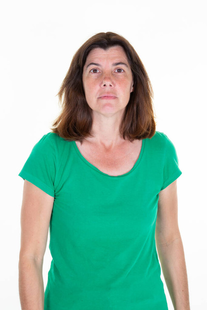 Donna Testa girato Ritratto di mezza età femminile in camicia verde su sfondo bianco - Foto, immagini