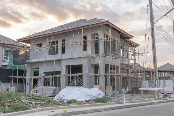 На будівельному майданчику триває будівництво житлового нового будинку
 - Фото, зображення