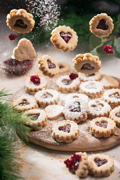 Biscuits de Noël classiques avec gelée rouge biscuits avec des coeurs de confiture volant dans les airs - Photo, image