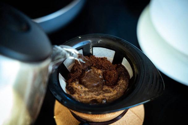 Voda se nalévá z konvice do kávovaru; proces vaření kávy - Fotografie, Obrázek