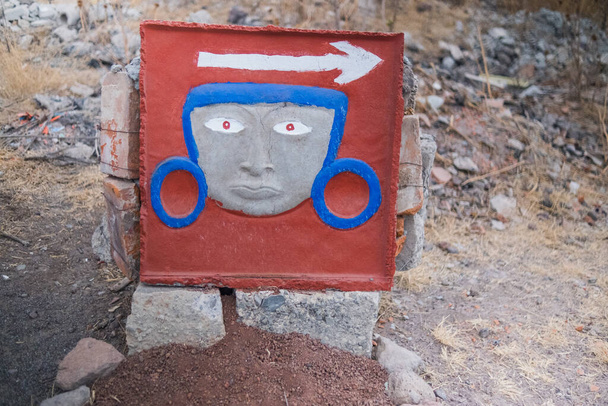 Starożytna meksykańska tablica ze skałami i suchą trawą jako tło - Zdjęcie, obraz