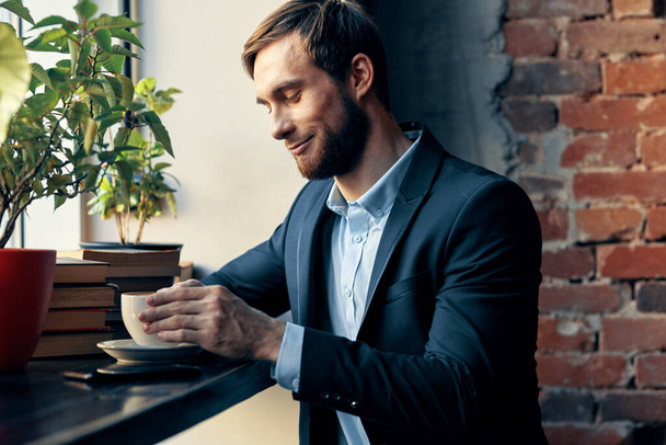 επιχειρηματίας σε κοστούμι καφέ αναψυχή εκτελεστικό τρόπο ζωής χρηματοδότησης - Φωτογραφία, εικόνα