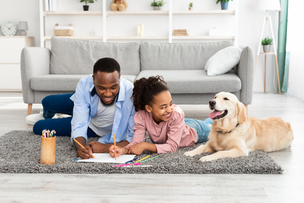 Boldog fekete családi rajz kutyával otthon - Fotó, kép