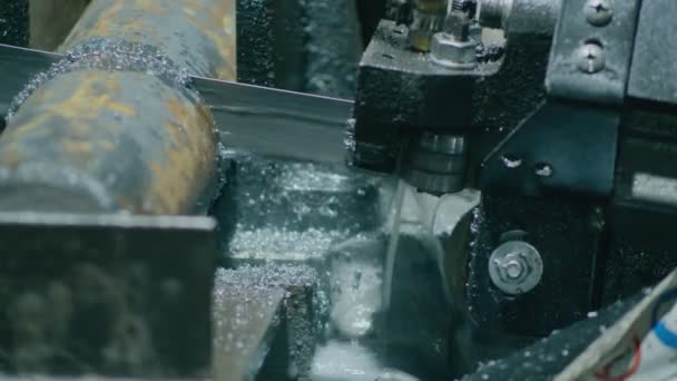 重工業では電気ノコギリ付きの機械が金属棒を切断して部品を生産します - 映像、動画