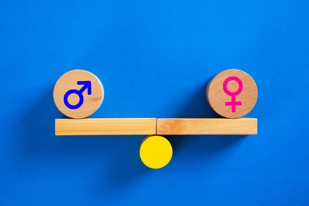 Męski i żeński symbol balansowania na huśtawce. Koncepcja równości płci - Zdjęcie, obraz