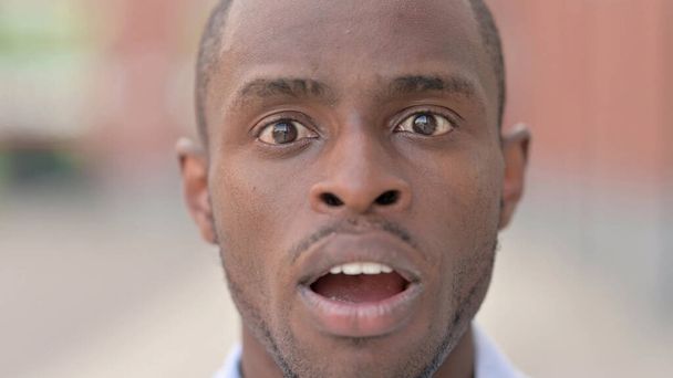 Close Up di uomo africano scioccato chiedendo in soggezione - Foto, immagini