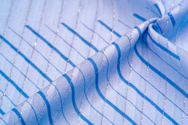  modrá tkanina s azurovými a bílými pruhy lurexu, ideální pro svěží a pohodlný styl. Textura  - Fotografie, Obrázek