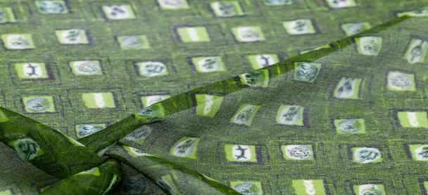 緑のシルク生地、繊細な織り、チェックプリントファンタジースカーフ、デザイン、透かし彫り織り。テクスチャ背景  - 写真・画像