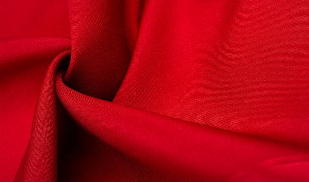 Красная шелковая ткань, это шелковое сатиновое плетение. Различия в плотности, гладкости и блеске лицевой стороны, мягкости, текстуре, фоне  - Фото, изображение